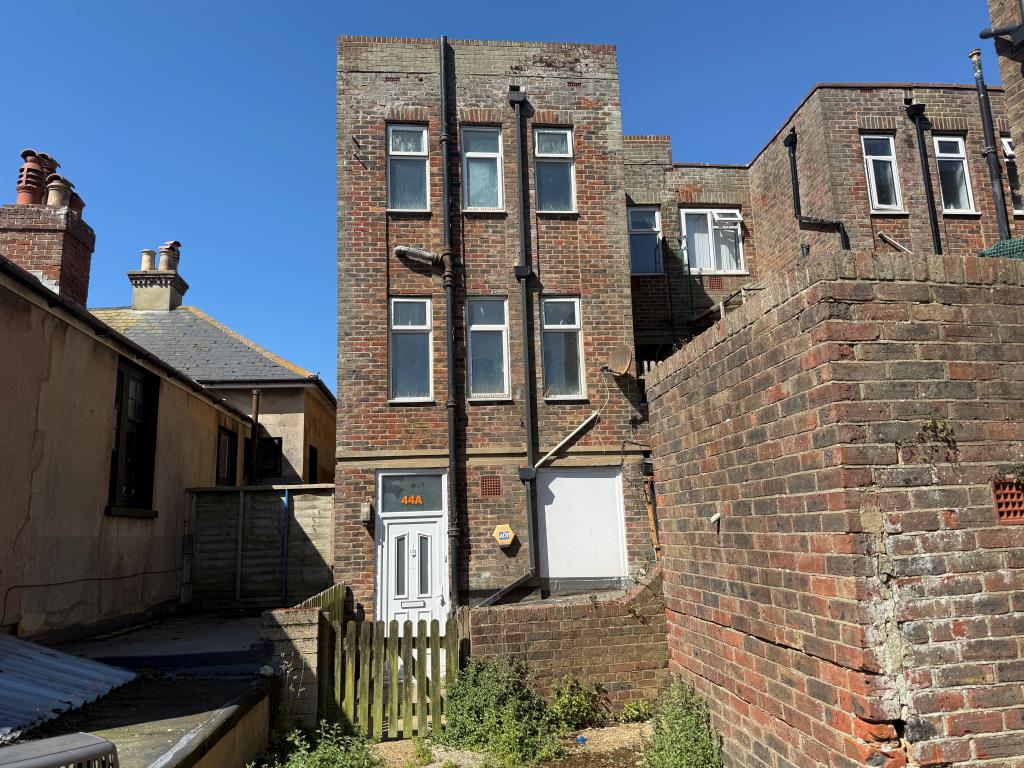 Lot: 96 - FREEHOLD VACANT SHOP AND MAISONETTE IN NEED OF REFURBISHMENT AND REPAIR -
